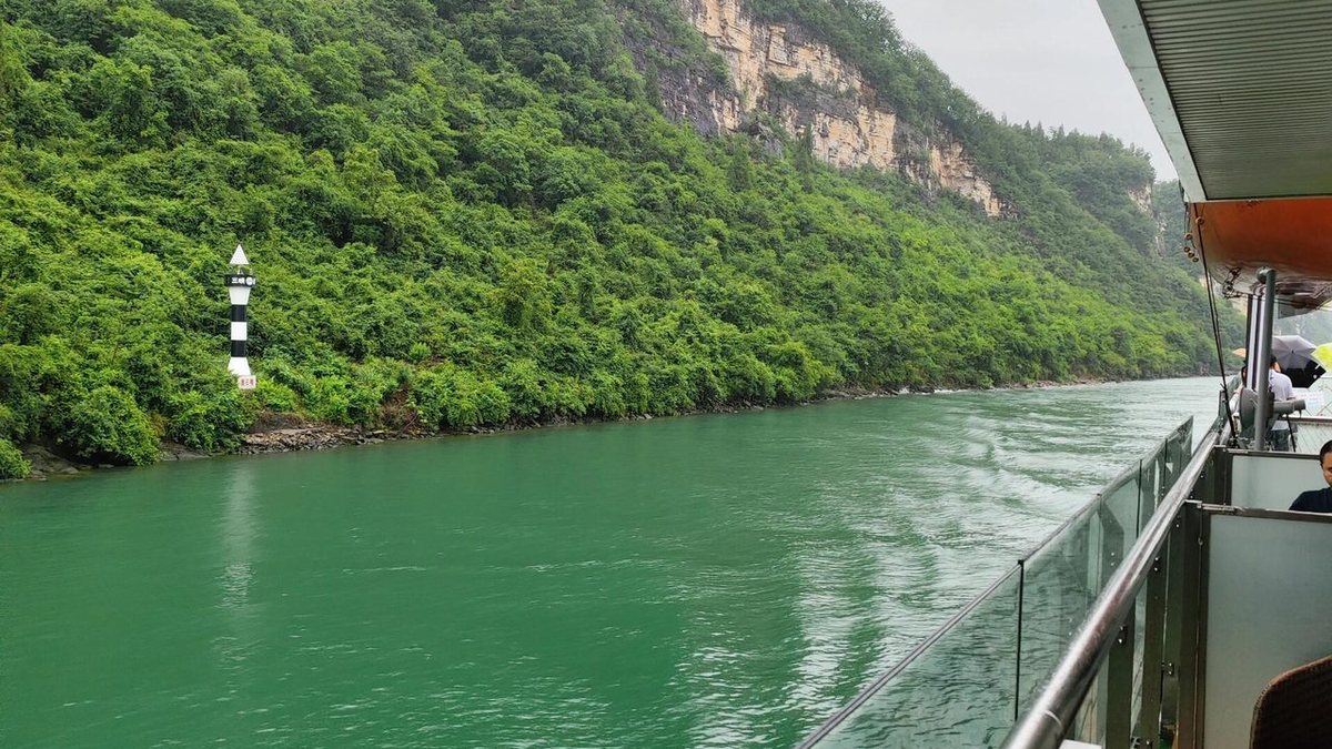 三峽遊輪陽台看峽谷江景