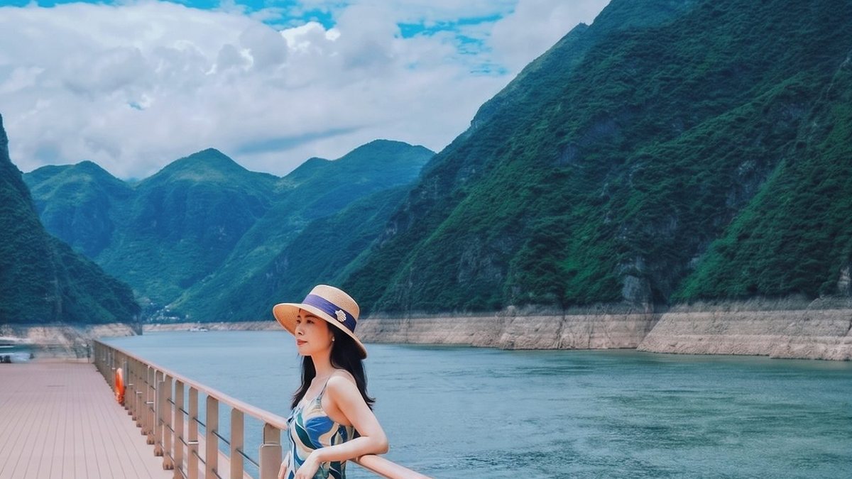 三峽遊輪甲板看峽谷江景