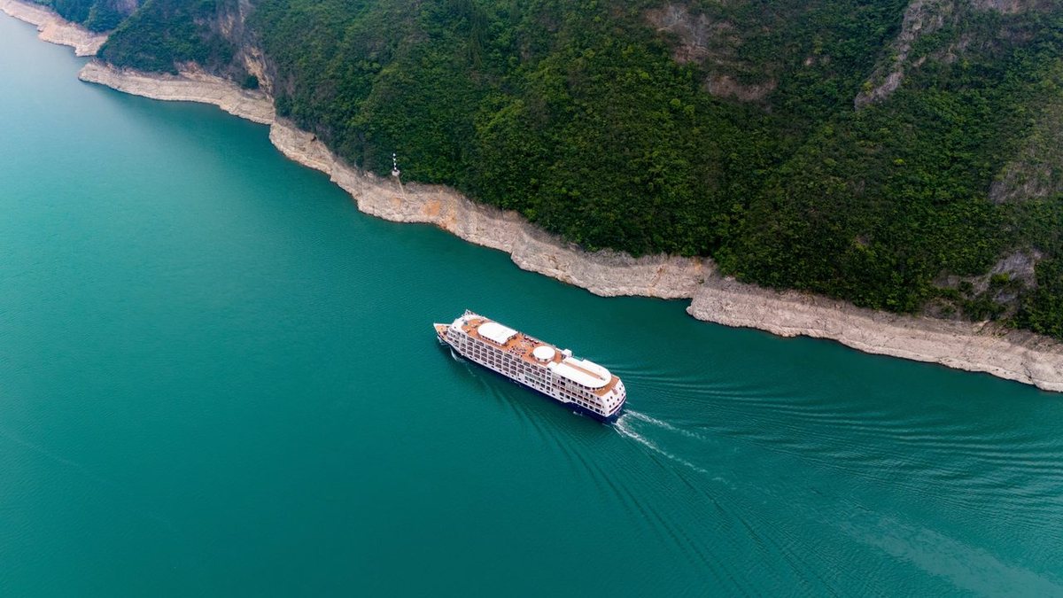 長江三峽遊輪航行在峽谷江面