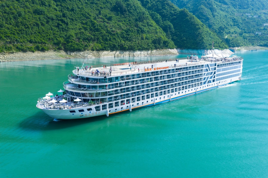 长江行揽月游轮航行实景