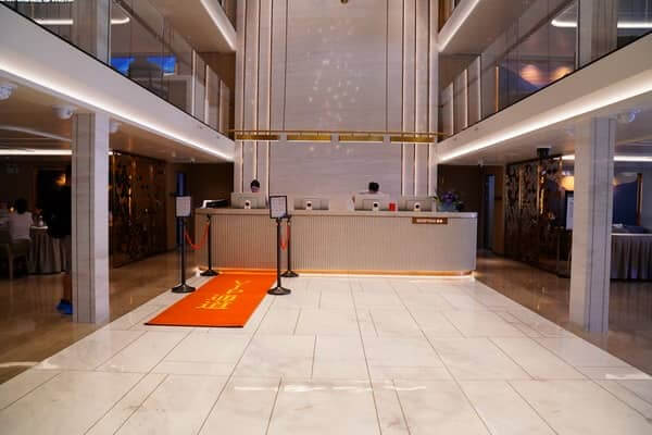 世纪远航号中央大堂