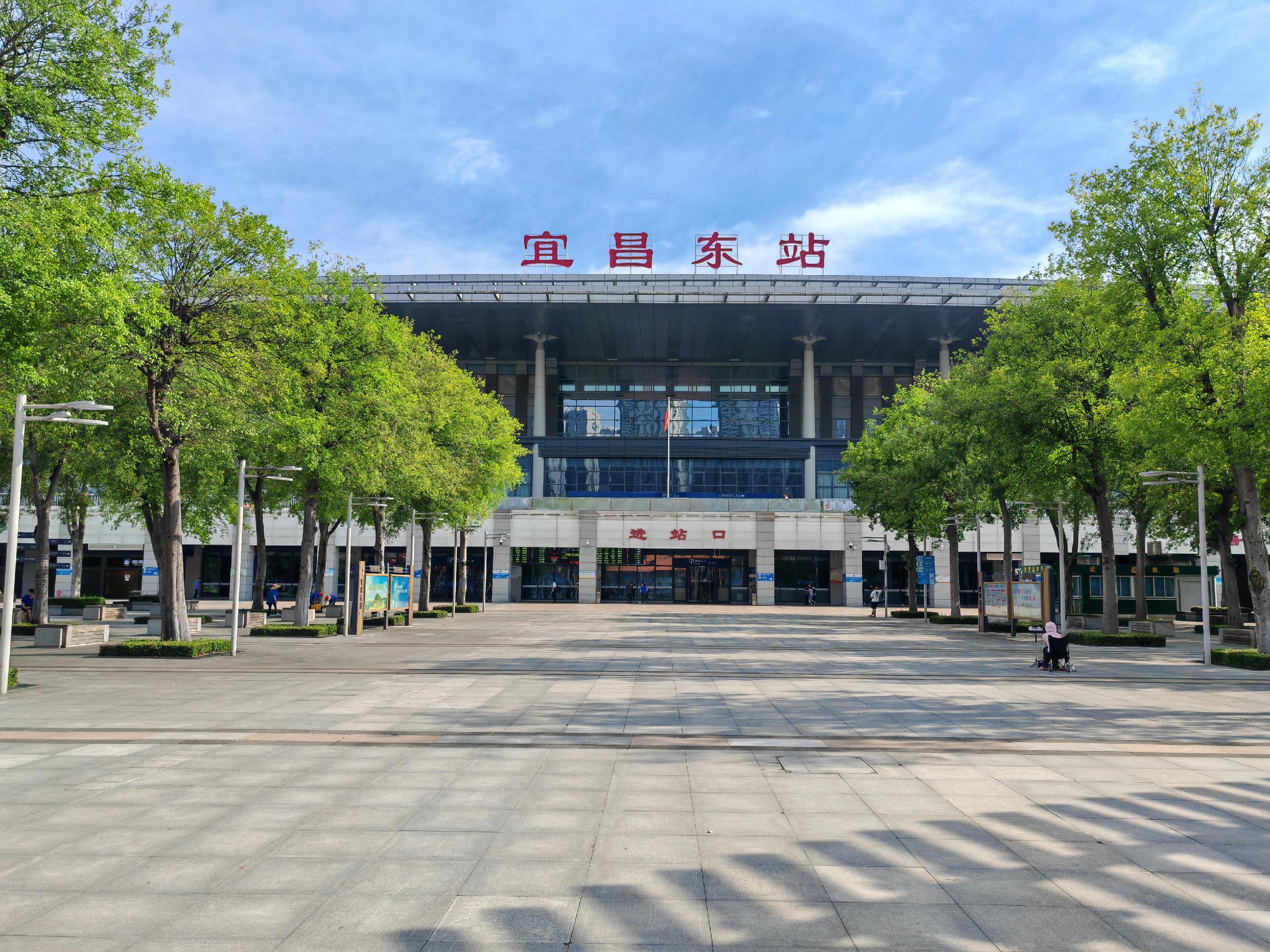 宜昌东站站房与广场
